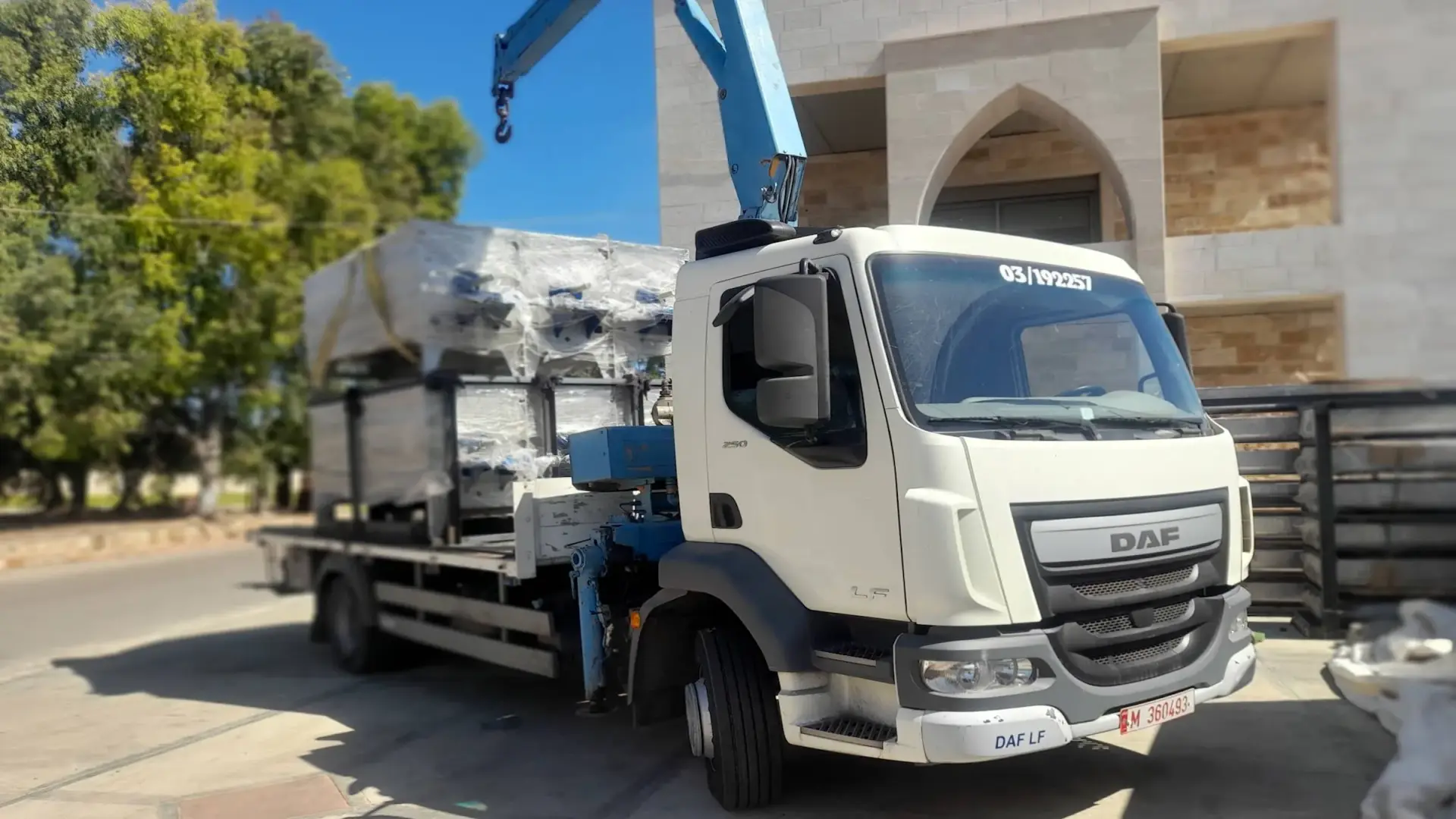 شاحنة ونش سيد ترانسبورت تحمّل آلية صناعية في لبنان