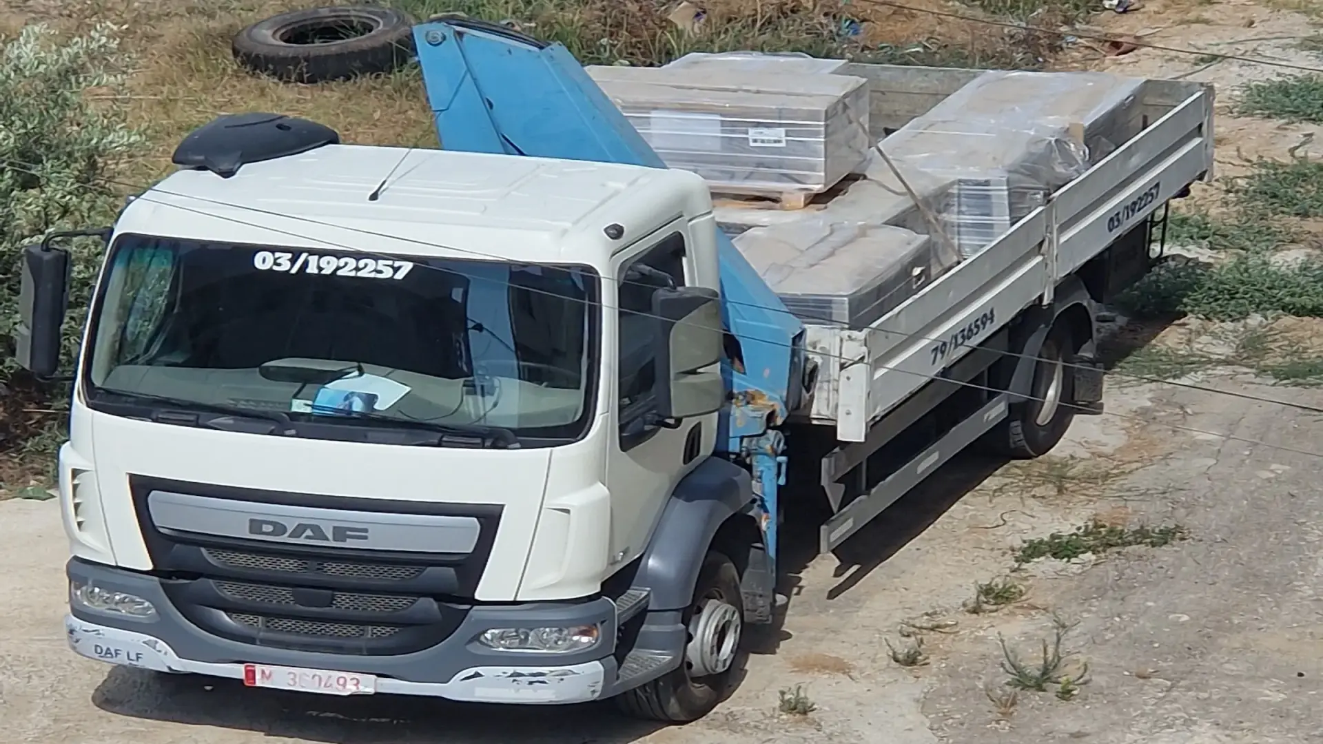 حجر ورخام مقطوع محمّل للتوصيل إلى موقع بناء في لبنان