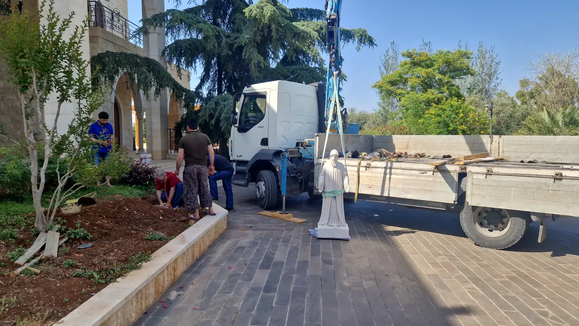 حجر ورخام مقطوع محمّل للتوصيل إلى موقع بناء في لبنان