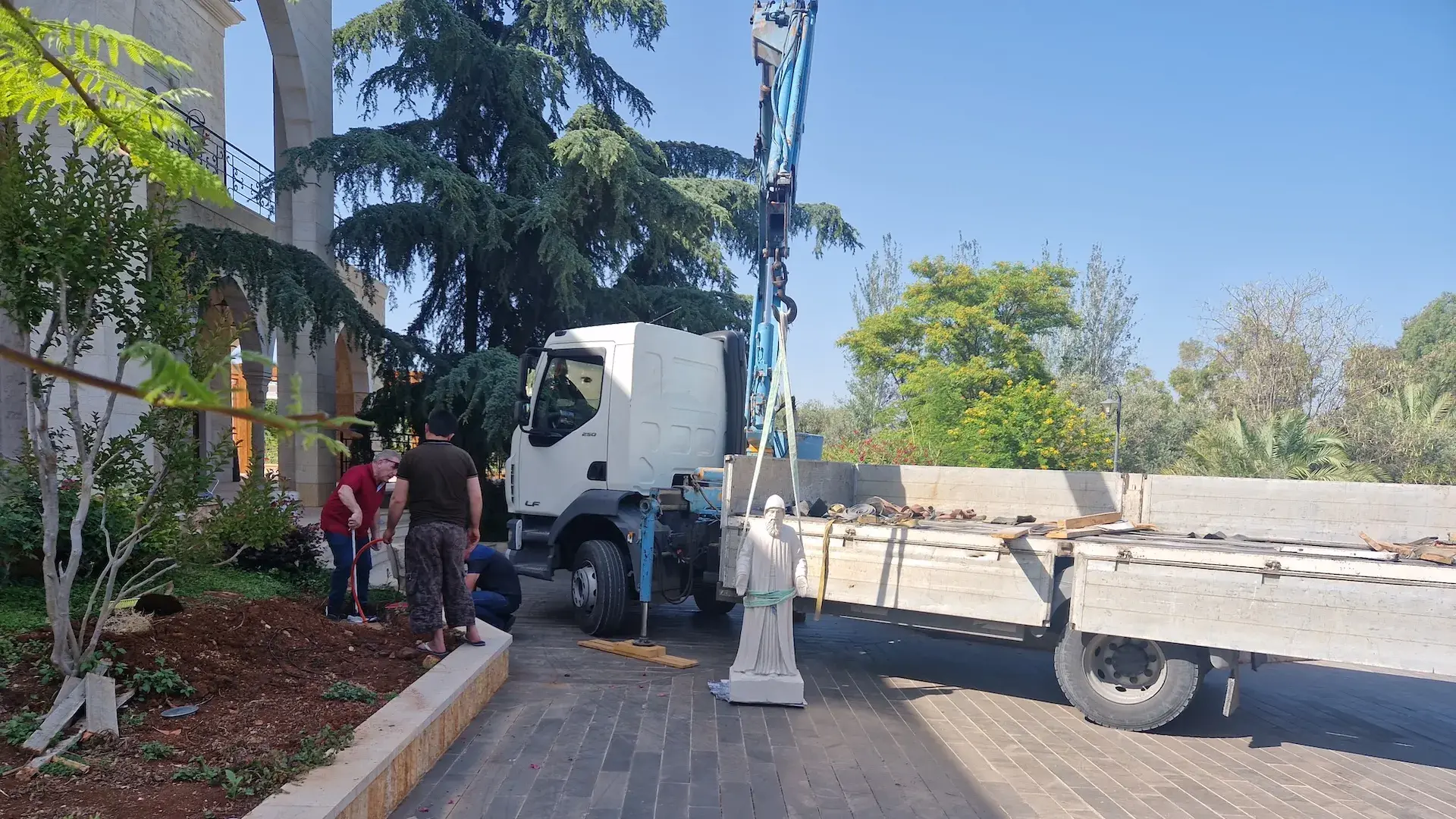 حجر ورخام مقطوع محمّل للتوصيل إلى موقع بناء في لبنان