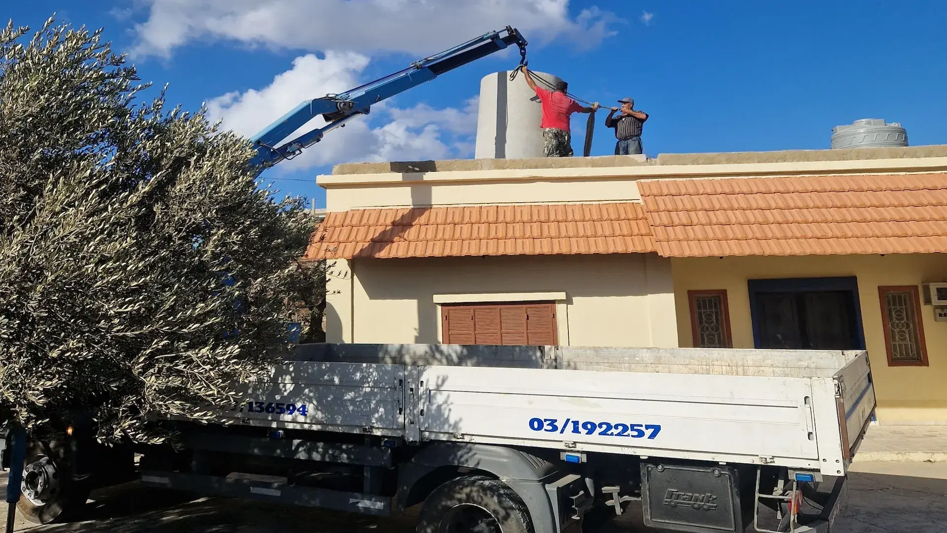 منصّات من البلاط والسيراميك جاهزة للنقل في كل أنحاء لبنان