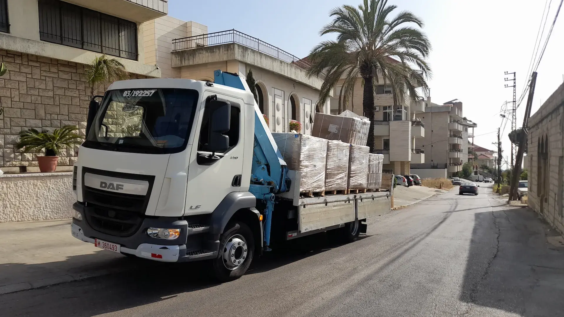 منصّات من البلاط والسيراميك جاهزة للنقل في كل أنحاء لبنان