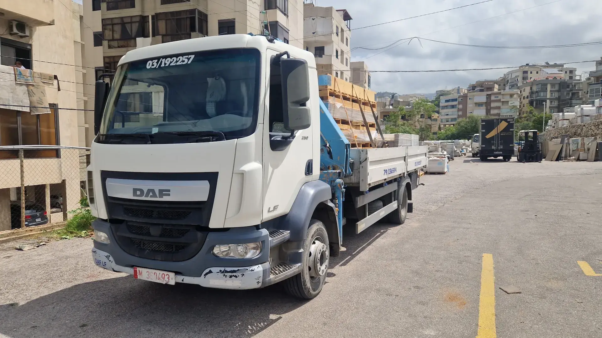 حمولة ثقيلة وكبيرة الحجم مثبّتة على شاحنة مسطّحة لسيد ترانسبورت