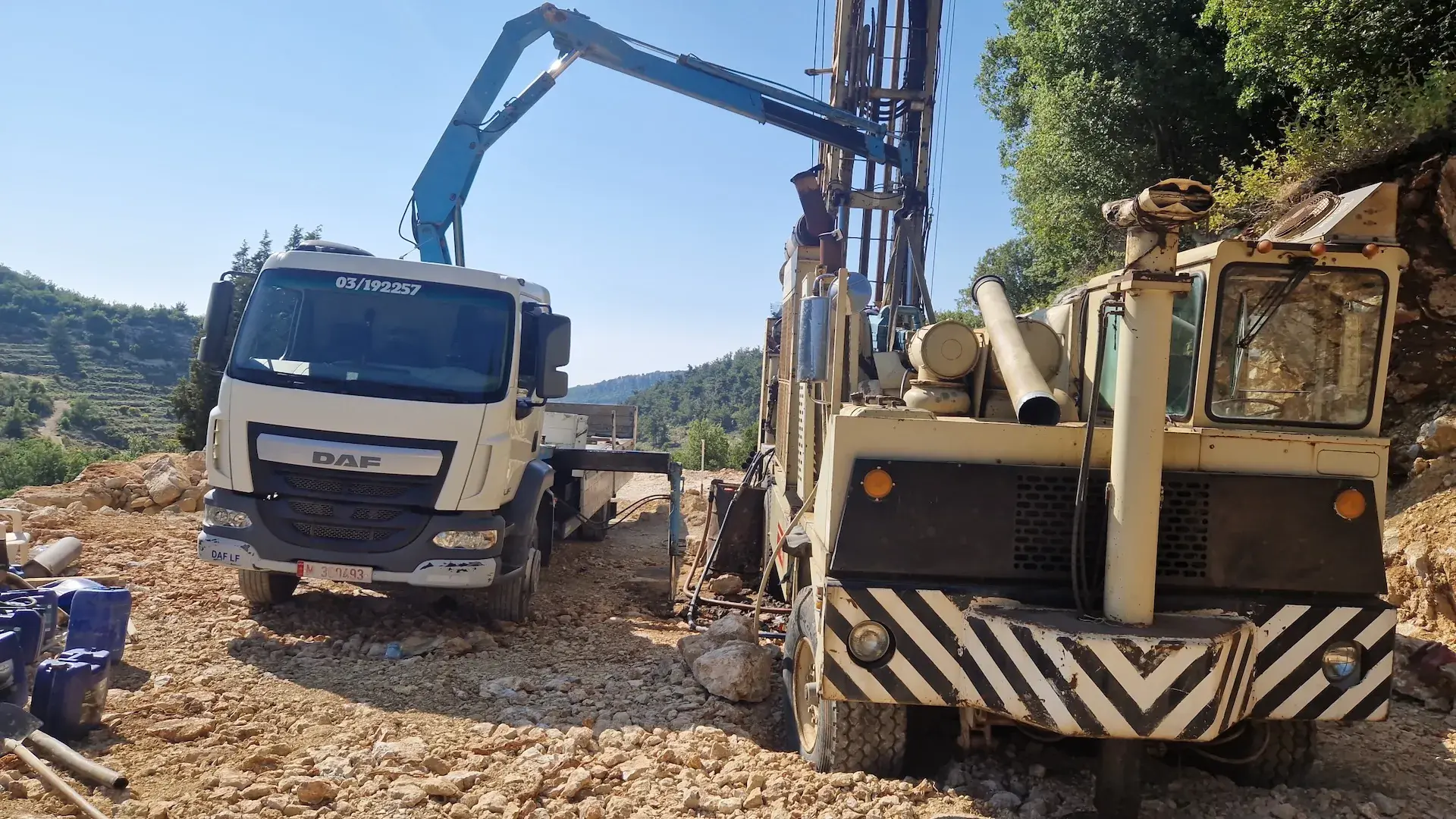 سيد ترانسبورت يحمّل آلية صناعية ثقيلة بواسطة الونش المثبت على الشاحنة